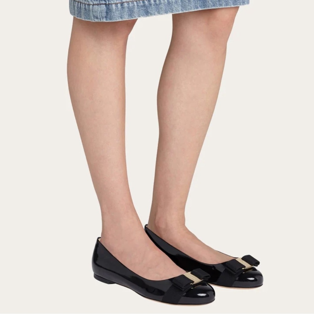 Like new Ferragamo Salvatore Black Patent Leather Vara Bow Ballet Flats - Picture 3 of 7